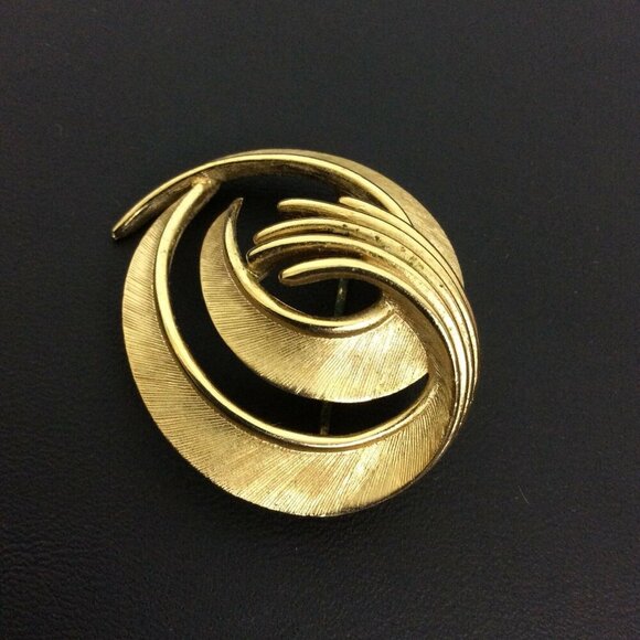 Vintage Trifari Goldtone Crown Brooch Pin Double Swirl Signed 80s Jewelry - Picture 3 of 5